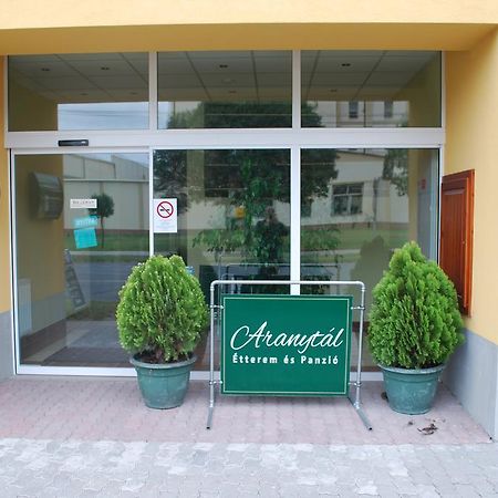 Aranytal Panzio Bed & Breakfast Komarom Luaran gambar