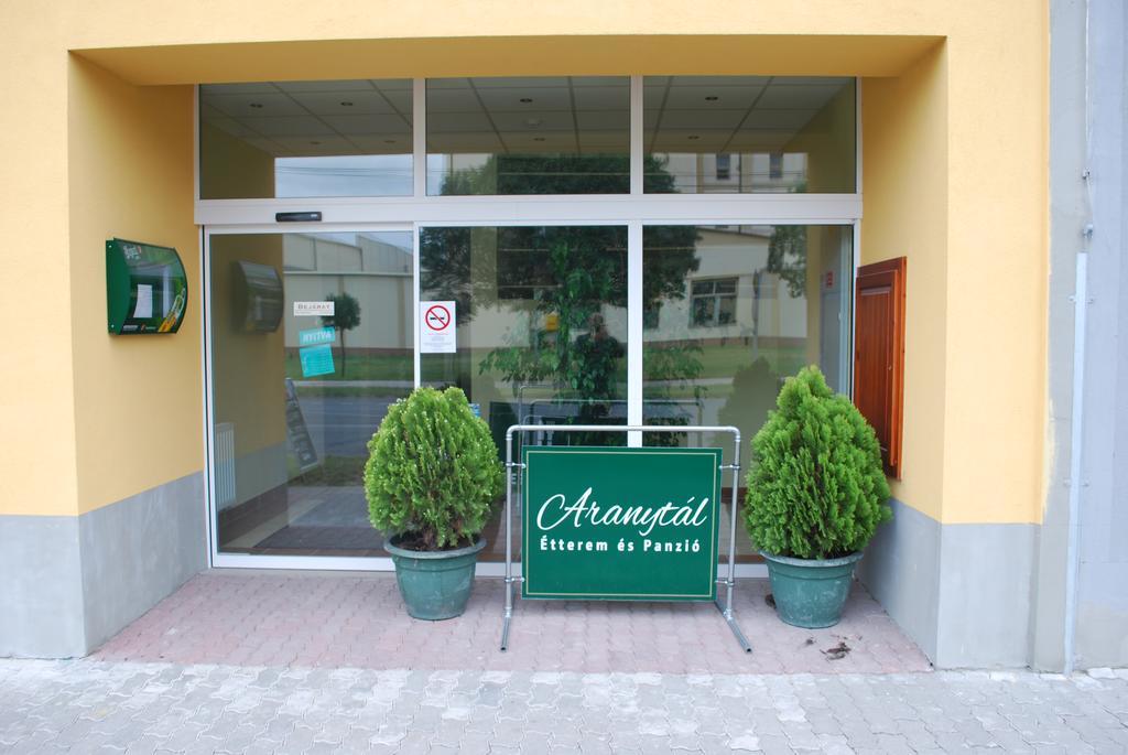 Aranytal Panzio Bed & Breakfast Komarom Luaran gambar