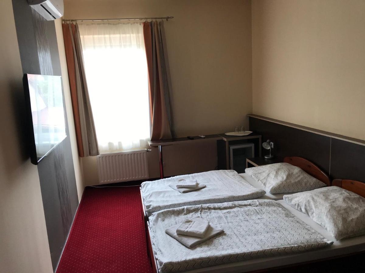 Aranytal Panzio Bed & Breakfast Komarom Luaran gambar
