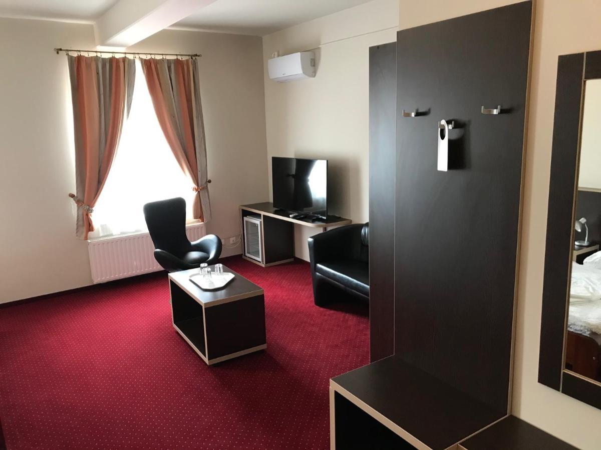 Aranytal Panzio Bed & Breakfast Komarom Luaran gambar